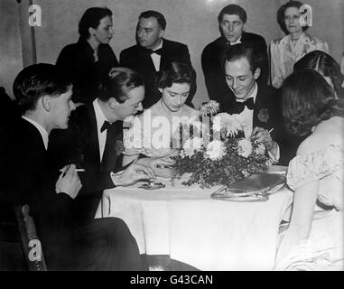 Princess Margaret, partecipando al British Empire Nurses War Memorial Fund 'Thank-You' Ball alla BMA House di Tavistock Square, Londra. Il Marchese di Blandford, (secondo da sinistra), conosciuto ai suoi amici come 'Onny' parla alla principessa. Foto Stock