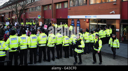 Con la rabbia pubblica ancora evidente contro le grandi banche, la polizia impedisce dimostrazioni come la TUC comune / Unione studenti a Manchester, avvicinandosi a una filiale Barclays Bank. PREMERE ASSOCIAITON Photo. Data immagine: Sabato 29 gennaio 2011. Guarda la storia di PA INDUSTRY Rally. Il credito fotografico dovrebbe essere: John Giles/PA Foto Stock