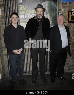 (Da sinistra a destra) gli attori Hugh o'Connor e Daniel Day-Lewis e il regista Jim Sheridan arrivano al cinema IFI di Dublino per una proiezione di gala di My Left Foot, il film di apertura della stagione Jim Sheridan dell'IFI. Foto Stock