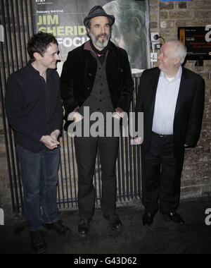 (Da sinistra a destra) gli attori Hugh o'Connor e Daniel Day-Lewis e il regista Jim Sheridan arrivano al cinema IFI di Dublino per una proiezione di gala di My Left Foot, il film di apertura della stagione Jim Sheridan dell'IFI. Foto Stock