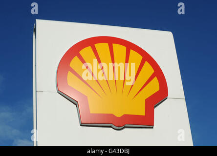 Una vista generale del logo Shell in una stazione di servizio. Una vista generale del logo Shell in una stazione di servizio. Foto Stock