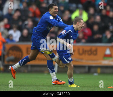 Il Craig Bellamy di Cardiff City festeggia la vittoria con Jay Bothroyd (a sinistra) durante la partita del campionato Npower allo stadio Liberty di Swansea. Foto Stock