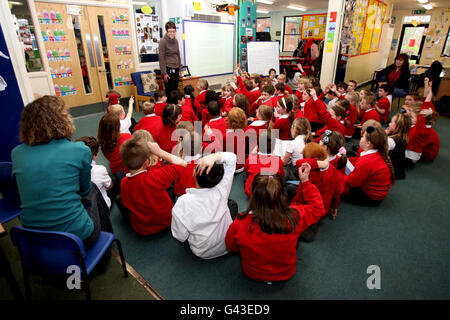 L'insegnante Sarah Dorling e la classe di 70 bambini alla Bure Valley School, ad Aylsham, Norfolk. Foto Stock