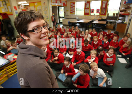 L'insegnante Sarah Dorling e la classe di 70 bambini alla Bure Valley School, ad Aylsham, Norfolk. Foto Stock