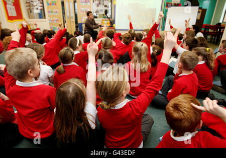 L'insegnante Sarah Dorling e la classe di 70 bambini alla Bure Valley School, ad Aylsham, Norfolk. Foto Stock