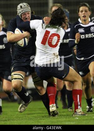 Rugby Union - RBS Women's 6 Nations Championship 2011 - Francia / Scozia - Stade Eric Durand. Susie Brown (a sinistra) della Scozia in azione contro Andrey Parra (a destra) della Francia Foto Stock