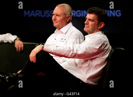 Il Team Principal John Booth (a sinistra) e il Presidente di MVR Graeme Lowdon (a destra) durante il lancio della Marussia Virgin F1 Racing presso il BBC Television Center di Londra. Foto Stock