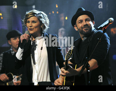 Kristian Bush e Jennifer Nettles of Sugarland suonano durante la registrazione del Graham Norton Show presso i London Studios di Londra, che saranno trasmessi sulla BBC One venerdì 11 febbraio. Foto Stock