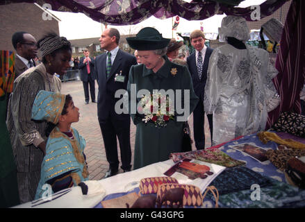 La Regina Elisabetta II incontra i membri della comunità afro-caraibica durante una visita con il Principe Filippo, il Duca di Edimburgo, al Centro Albany di Deptford, che celebra l'Africa 95, una stagione di arti africane Foto Stock