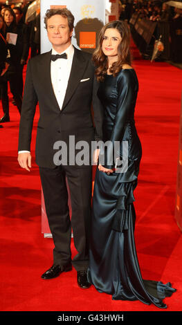 Colin Firth e sua moglie Livia Giuggioli arrivano al 2011 Orange British Academy Film Awards alla Royal Opera House di Covent Garden, Londra. Foto Stock
