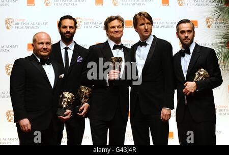 Produttori Gareth Unwin, Emile Sherman, attore Colin Firth, regista Tom Hooper e produttore Iain Canning, con i Best Film Awards ricevuti per il King's Speech ai 2011 Orange British Academy Film Awards, The Royal Opera House, Covent Garden, Londra. Foto Stock