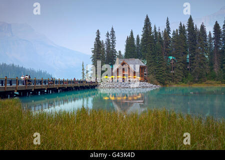 I turisti a Emerald Lake Lodge, centro conferenze lungo il Lago di Smeraldo, Parco Nazionale di Yoho, British Columbia, Canada Foto Stock