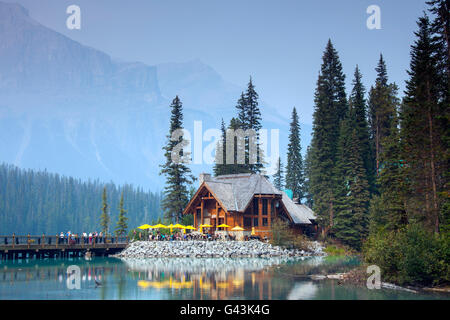 I turisti a Emerald Lake Lodge, centro conferenze lungo il Lago di Smeraldo, Parco Nazionale di Yoho, British Columbia, Canada Foto Stock