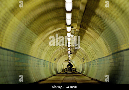 Gli escursionisti utilizzano il Tyne Tunnel, classificato per pedoni e ciclisti di grado 2, che collega Howdon, North Tyneside e Jarrow, South Tyneside e corre sotto il fiume Tyne. Foto Stock