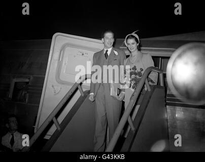 Il conte di Harewood e la sua sposa (ex Miss Marion Stein), lasciando Northolt Aerodrome all'inizio della loro luna di miele a Venezia. Foto Stock