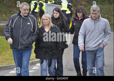 Persone (nomi non noti) arrivano alla Corte di Caerphilly Magistrates dove Carl Whant, 26, è apparso accusato di assassinare l'adolescente incinta Nikitta Grender. Foto Stock