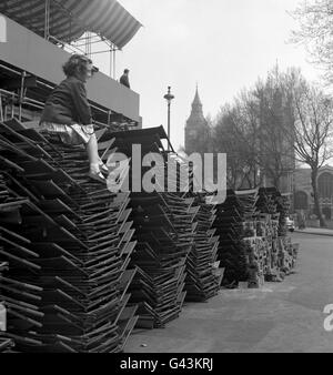 Susan Lewey, di New Malden, di nove anni, si trova sopra le sedie impilate fuori dall'Abbazia di Westminster, Londra. Man mano che le nozze della principessa Margaret e di Antony Armstrong-Jones si avvicinano, le decorazioni salgono lungo il percorso processionale. Foto Stock