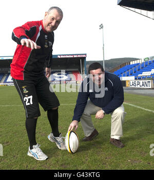 Scozia sotto 20's Coach Peter Wright (a destra) con Inverness Caledonian Thistle manager Terry Butcher durante una fotocellula al Tulloch Caledonian Stadium, Inverness. Foto Stock