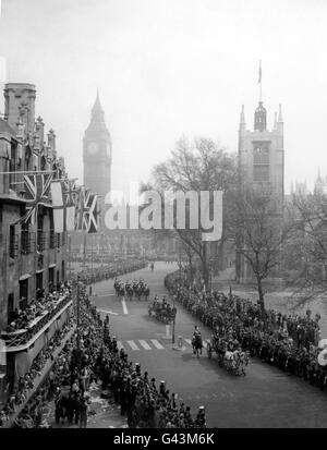 Una folla immensa guarda la principessa Margaret arrivare all'Abbazia di Westminster per il suo matrimonio con Antony Armstrong-Jones. Foto Stock