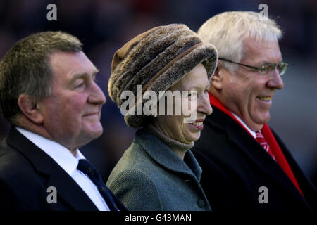 S.A.R. la Principessa Anne, patrona della Scottish Rugby Union (centro), il presidente della SRU Ian McLauchlan (sinistra) e il presidente della Wales Rugby Union Dennis Gethin Foto Stock