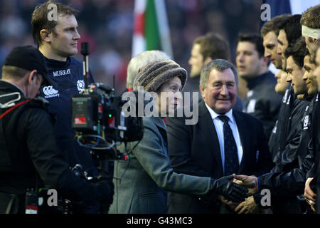 Rugby Union - RBS 6 Nations Championship 2011 - Scozia / Galles - Murrayfield. La principessa HRH Anne, patrona della Scottish Rugby Union, e il presidente della SRU Ian McLauchlan sono presentati ai giocatori scozzesi Foto Stock