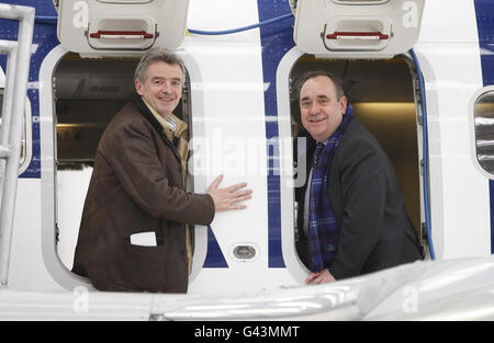 Il primo ministro scozzese Alex Salmond (a destra) e l'amministratore delegato Ryanair Michael o'Leary durante l'apertura ufficiale del nuovo hangar di manutenzione da 8 milioni di euro all'aeroporto di Glasgow Prestwick in Scozia. Foto Stock