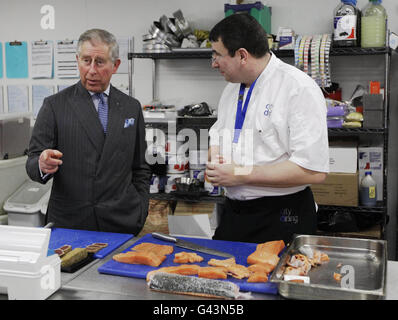 Il principe Charles visita centro senzatetto Foto Stock