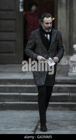 Daniel Day-Lewis lascia un servizio commemorativo per l'attore Pete Postlethwaite alla chiesa di Saint Leonard, a Shoreditch, a est di Londra. Foto Stock