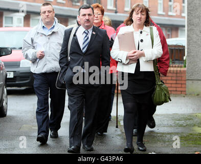 John Taggart (centro) conduce una delegazione che rappresenta le famiglie di 11 persone uccise dall'esercito britannico in Ballymurphy zona di Belfast nel 1971, in un incontro con il Primo ministro, Peter Robinson a Belfast. Foto Stock