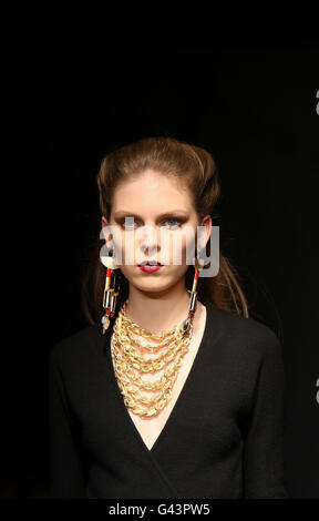 Un modello sulla passerella alla sfilata Danielle Scut, presso l'Old Sorting Office, nel centro di Londra, durante la London Fashion Week. Foto Stock