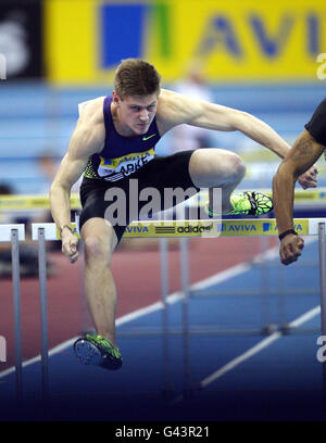 Lawrence Clarke della Gran Bretagna compete negli ostacoli da 60 metri degli uomini durante il Gran Premio al coperto Aviva presso la National Indoor Arena di Birmingham. Foto Stock