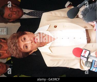 L'ex leader del consiglio comunale di Westminster, Dame Shirley Porter, dà la sua reazione dopo che lei e altri cinque personaggi di alto rango sono stati oggi (Thur) trovati colpevoli di 'cattiva condotta intenzionale' in un rapporto di 2,000 pagine dal revisore distrettuale John Magill in accuse di manipolazione dei voti in reparti marginali dell'autorità ammiraglia Tory. I sei sono stati colpiti con una fattura di 31.68 milioni di sovrapprezzo alla fine del sette anni di indagine. Vedi la storia del PA POLITICA Westminster. Foto di Stefan Rousseau/PA. Foto Stock