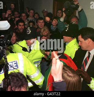 Il Cancelliere Kenneth Clarke (centro - oscurato da un dito appuntito) è impresso in una cerimonia di laurea della Nottingham Trent University dalla polizia in mezzo a violente proteste da parte degli studenti. Circa 200 studenti si erano riuniti al di fuori di un edificio universitario oggi (venerdì), dove il signor Clarke doveva ricevere una laurea onoraria, una mossa contrastata da alcuni studenti e personale. Foto Stock