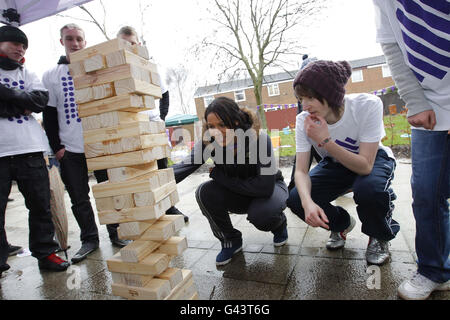 Persone che giocano a jenga gigante Foto stock - Alamy