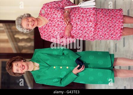 Il presidente irlandese Mary Robinson (a sinistra) con la regina fuori Buckingham Palace questa mattina (giovedì) prima di pranzo. La signora Robinson è in visita ufficiale di quattro giorni in Gran Bretagna. Foto Stock