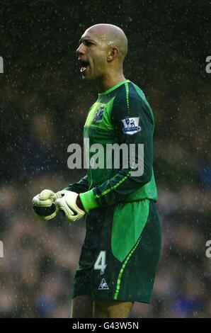 Tim Howard di Everton festeggia dopo che il suo compagno di squadra Louis Saha ha segnato l'obiettivo di apertura Foto Stock