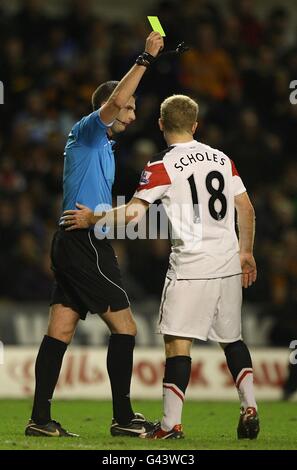 L'arbitro Michael Oliver mostra Paul Scholes di Manchester United (a destra) il cartellino giallo Foto Stock