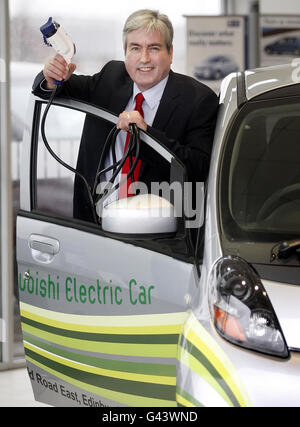 Il leader laburista scozzese Iain Grey con un'auto elettrica Mitsubishi i-MiEV a Paisley, Scozia. Gray ha annunciato oggi che, se eletto, il Labor eliminerà gradualmente le vetture diesel e a benzina per la sua squadra ministeriale e si sostituirà con veicoli ibridi o elettrici più ecologici. PREMERE ASSOCIARION Photo. Data immagine: Venerdì 4 febbraio 2011. Il credito fotografico dovrebbe essere: Danny Lawson/PA Wire Foto Stock