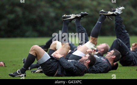 Rugby Union - RBS 6 Nations - Inghilterra / Italia - sessione di addestramento Inghilterra - Pennyhill Park. Nick Easter e Simon Shaw durante una sessione di allenamento al Pennyhill Park, Surrey. Foto Stock