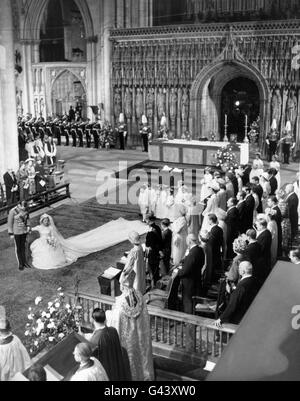 La nuova Duchessa di Kent, ex signorina Katherine Worsley, si accovacciò davanti alla Regina, durante il suo matrimonio con il Duca di Kent a York Minster. Foto Stock