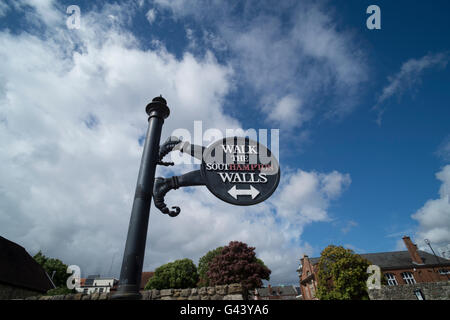 A piedi le pareti di Southampton sign in Southampton, Hampshire, Regno Unito Foto Stock