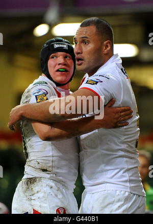 Jonny Lomax di St Helens (a sinistra) si congratula con il compagno di squadra Francis Meli dopo aver fatto una prova durante la partita Engage Super League al Millennium Stadium di Cardiff. Foto Stock