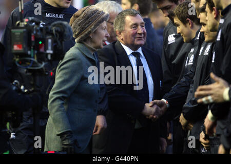 La principessa Anne, patrona dell'Unione scozzese del rugby, e il presidente della SRU Ian McLauchlan sono presentati ai giocatori scozzesi Foto Stock