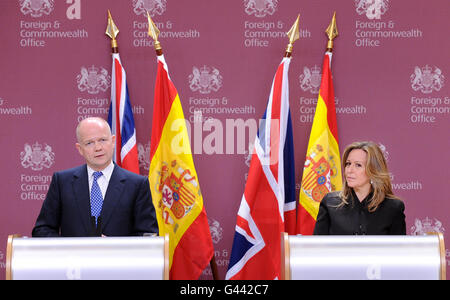 Il Ministro degli esteri britannico William Hague (sinistra) e il Ministro degli esteri spagnolo Trinidad Jimenez partecipano a una conferenza stampa congiunta presso l'Ufficio degli esteri e del Commonwealth, nel centro di Londra. Foto Stock