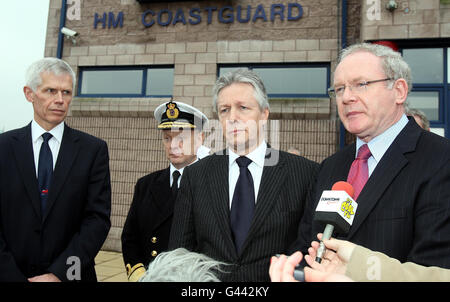 Vice-Ammiraglio Sir Alan Massey Chief Executive dell'Agenzia marittima e della guardia costiera (sinistra) primo Ministro Peter Robinson (seconda destra) e vice primo Ministro Martin McGuinness (destra) durante una visita alla stazione della guardia costiera HM a Bangor, Co Down. Foto Stock