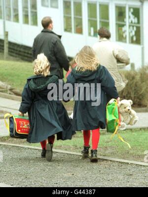 I bambini di tornare a scuola a Dunblane Foto Stock