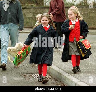 I bambini tornano alla Dunblane Primary School questa mattina (venerdì) dopo gli sparatorie di Dunblane della scorsa settimana. Foto di Chris Bacon. Foto Stock