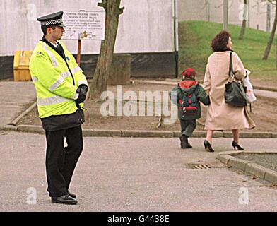 I bambini di tornare a scuola a Dunblane Foto Stock