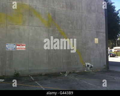 Opere d'arte su un muro a Los Angeles, notate come eseguite dall'artista di graffiti britannico Banksy. Foto Stock