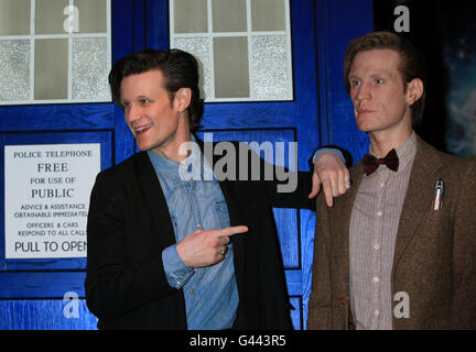 Matt Smith (a sinistra) si pone accanto al Tardis e un modello a grandezza naturale di Doctor Who, durante il lancio VIP di Doctor Who Experience all'Olympia Two a Kensington, a ovest di Londra. Foto Stock